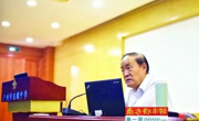 广州“院士专家校园行”何香涛教授在东圃中学讲解如何寻找地外生命