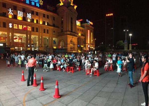 市民全神贯注倾听.jpg