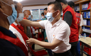 肇庆市科协党组书记余飞兴到端州区城西街道芙蓉社区讲党课