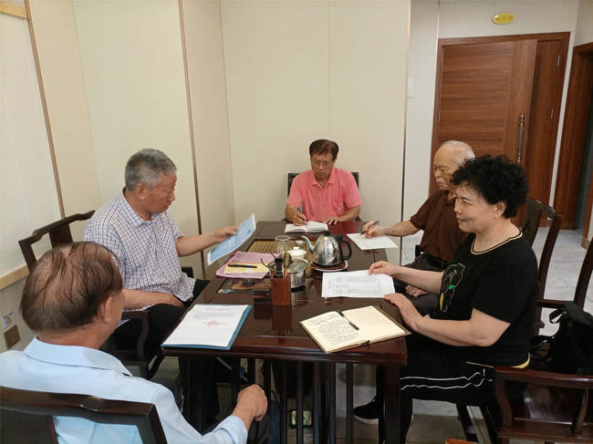 图为茂名市老科技专家咨询论证委员会 组织常务理事学习贯彻全国“两会”精神