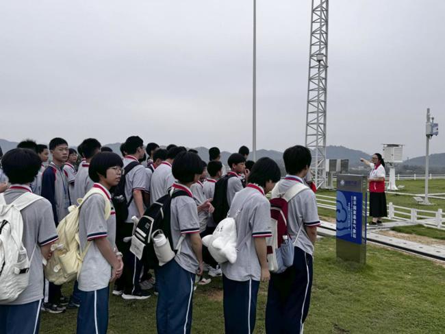 参观了解气象观测仪器工作过程
