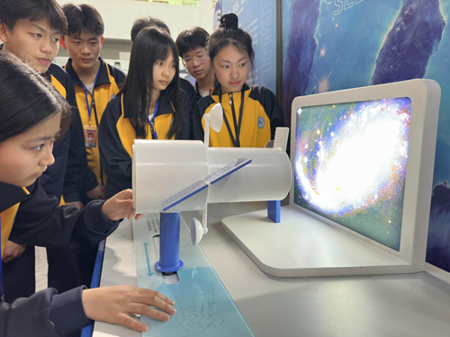 青少年参观中国流动科技馆巡展麻章站