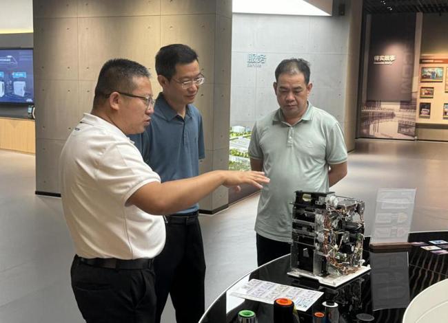 马永刚总经理向市科协领导介绍得实打印机发展历程