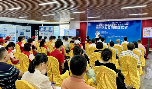 （周小龙教授在讲授“探索新能源 启航绿色未来”科普讲座）