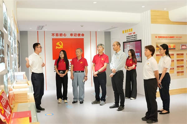参观党史展厅
