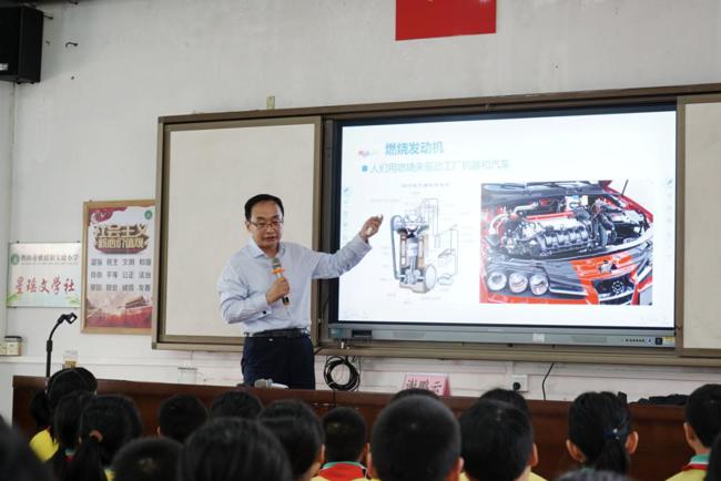谢鹏云教授向学生介绍燃烧学的应用
